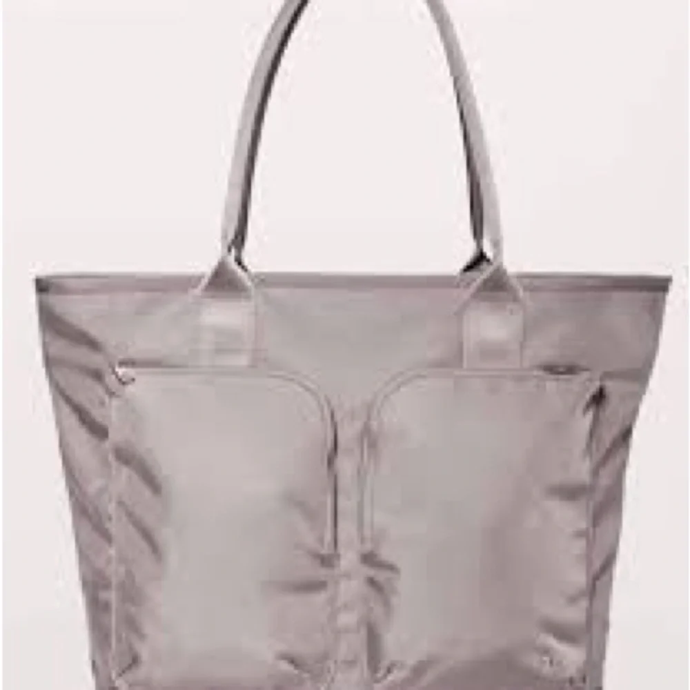 NWT Lululemon City Adventurer Tote Dark Chrome 24L - Picture 2 of 13